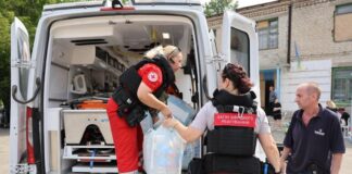 Як волонтери Червоного Хреста евакуюють людей з Острова у Херсоні