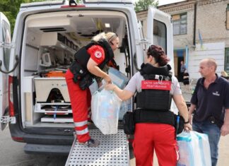 Як волонтери Червоного Хреста евакуюють людей з Острова у Херсоні