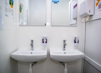 Завдяки благодійникам у Херсонській обласній дитячій лікарні відремонтували вбиральні