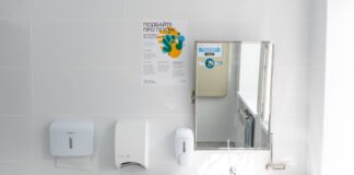 За кошти донорів відремонтували вбиральню у ще одній поліклініці Херсона