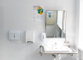 За кошти донорів відремонтували вбиральню у ще одній поліклініці Херсона