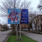 Вулиці Херсона прикрасили бордами з малюнками вихованців художньої школи (фото)