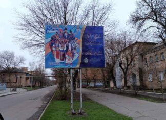 Вулиці Херсона прикрасили бордами з малюнками вихованців художньої школи (фото)