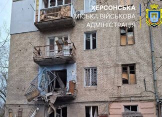 Російські окупанти обстріляли Дніпровський район Херсона