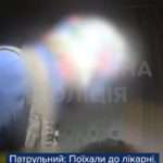 Херсонські патрульні доправили до лікарні жінку, яка постраждала від російського обстрілу