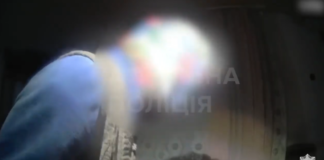 Херсонські патрульні доправили до лікарні жінку, яка постраждала від російського обстрілу