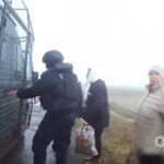 Пішки вийшли з Берислава: поліцейські евакуювали трьох жінок і песика з небезпечної території