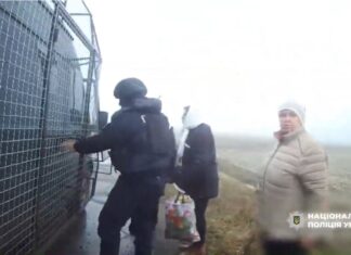 Пішки вийшли з Берислава: поліцейські евакуювали трьох жінок і песика з небезпечної території
