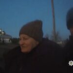 Із розбитого обстрілами села на Херсонщині поліцейські евакуювали жінку та кота
