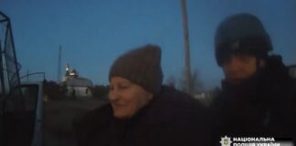 Із розбитого обстрілами села на Херсонщині поліцейські евакуювали жінку та кота
