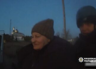 Із розбитого обстрілами села на Херсонщині поліцейські евакуювали жінку та кота