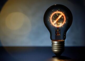 Після ворожих обстрілів у Херсоні перебої з електропостачанням