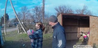 На Херсонщині поліцейські евакуювали до лікарні матір із немовлям