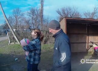 На Херсонщині поліцейські евакуювали до лікарні матір із немовлям