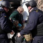 Рятувальники допомогли евакуювати херсонку з песиком із небезпечного району міста