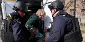 Рятувальники допомогли евакуювати херсонку з песиком із небезпечного району міста