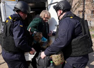 Рятувальники допомогли евакуювати херсонку з песиком із небезпечного району міста