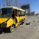 Два десятки поранених через російську атаку на маршрутку в Херсоні