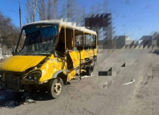 Два десятки поранених через російську атаку на маршрутку в Херсоні
