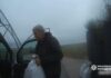 Поліцейські вивезли з обстрілюваного села на Херсонщині чоловіка разом із собакою
