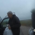 Поліцейські вивезли з обстрілюваного села на Херсонщині чоловіка разом із собакою