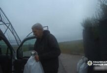 Поліцейські вивезли з обстрілюваного села на Херсонщині чоловіка разом із собакою