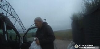 Поліцейські вивезли з обстрілюваного села на Херсонщині чоловіка разом із собакою