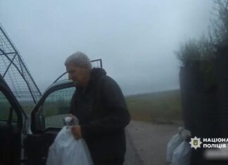 Поліцейські вивезли з обстрілюваного села на Херсонщині чоловіка разом із собакою