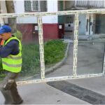Благодійники допомагають замінити вікна у херсонських будинках