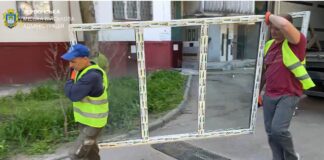 Благодійники допомагають замінити вікна у херсонських будинках