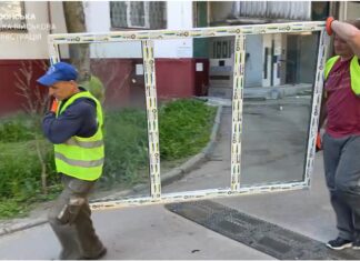 Благодійники допомагають замінити вікна у херсонських будинках
