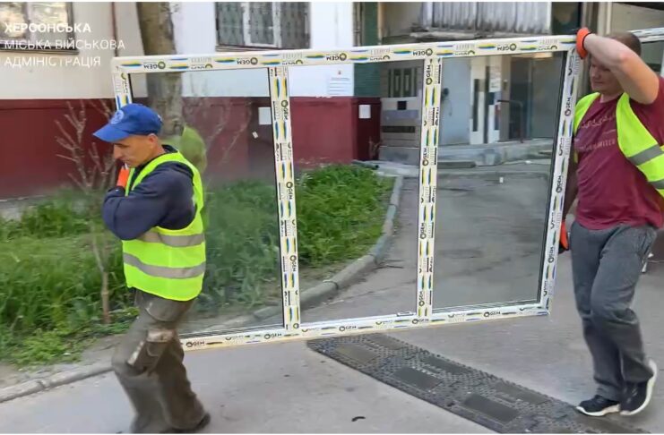 Благодійники допомагають замінити вікна у херсонських будинках