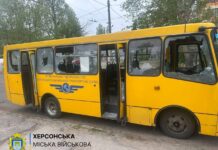 Дев’ять постраждалих через російський обстріл маршрутки в Херсоні