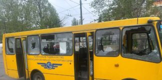 Дев’ять постраждалих через російський обстріл маршрутки в Херсоні