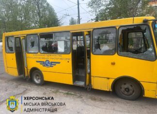 Дев’ять постраждалих через російський обстріл маршрутки в Херсоні
