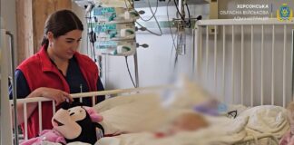 Трирічна дівчинка, яка постраждала від російського обстрілу Херсона, лікується в Охматдиті