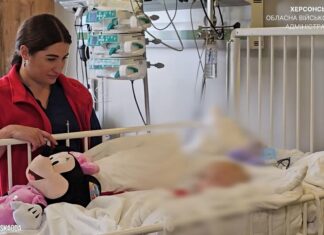 Трирічна дівчинка, яка постраждала від російського обстрілу Херсона, лікується в Охматдиті
