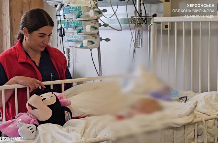 Трирічна дівчинка, яка постраждала від російського обстрілу Херсона, лікується в Охматдиті