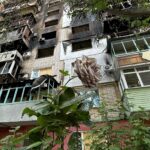 “Ми почали нове життя о 3 ночі”: місяць потому для херсонців, чий будинок спалили російські дрони