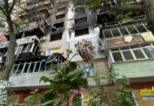 “Ми почали нове життя о 3 ночі”: місяць потому для херсонців, чий будинок спалили російські дрони