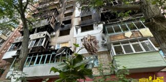 “Ми почали нове життя о 3 ночі”: місяць потому для херсонців, чий будинок спалили російські дрони