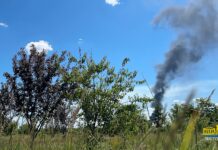 Як у Херсоні намагаються зупинити пожежі після атак російських дронів