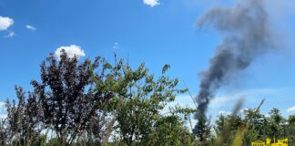 Як у Херсоні намагаються зупинити пожежі після атак російських дронів