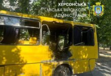 У Херсоні російський дрон атакував маршрутку (відео)