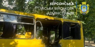 У Херсоні російський дрон атакував маршрутку (відео)