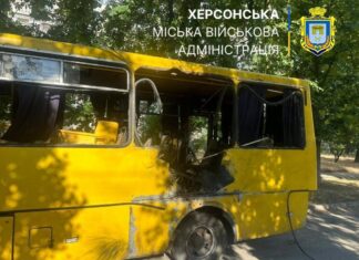 У Херсоні російський дрон атакував маршрутку (відео)