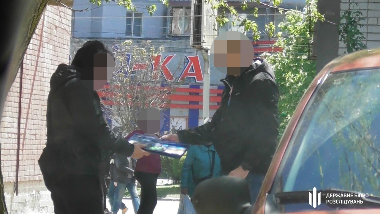 у Херсоні ДБР викрило двох військовослужбовців (5)