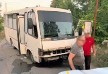 Російський дрон атакував автобус із людьми в Комишанах