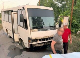 Російський дрон атакував автобус із людьми в Комишанах