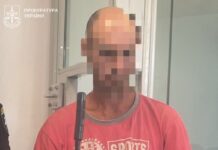 Житель Бериславщини вирощував коноплі на подвір’ї покинутого будинку та збував канабіс